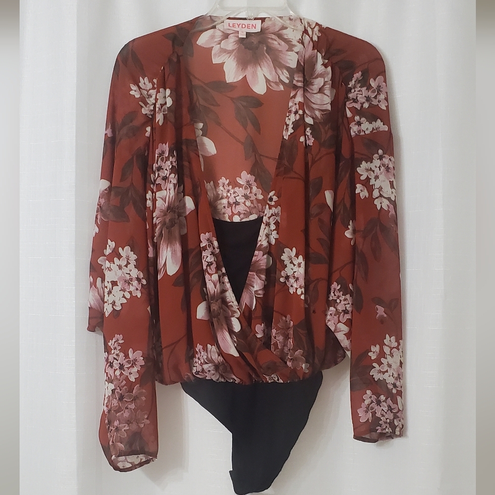Leyden Floral Clay Surplice  Bodysuit Blouse  Size Medium
